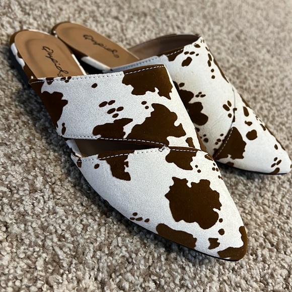 Cow print Flat Mules - Picture 2 of 7
